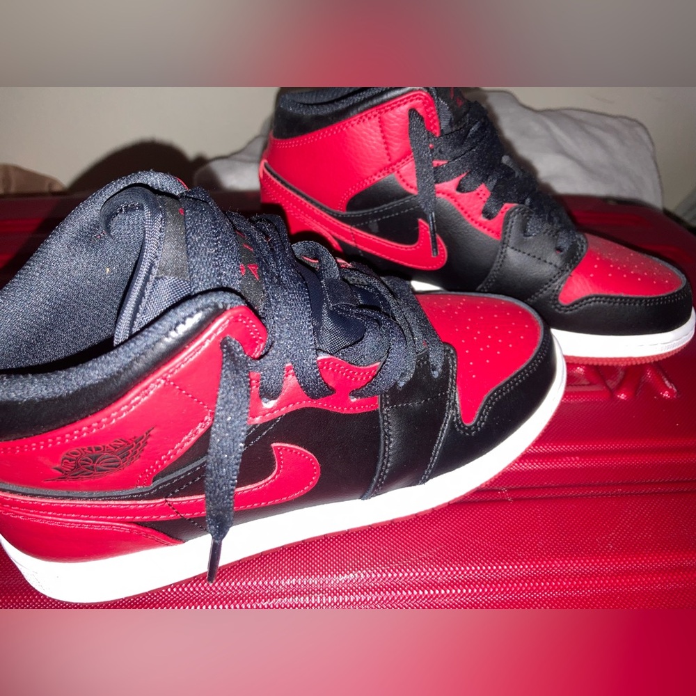 brand new air jordan’s!! never worn they’re a size 4y in boys!